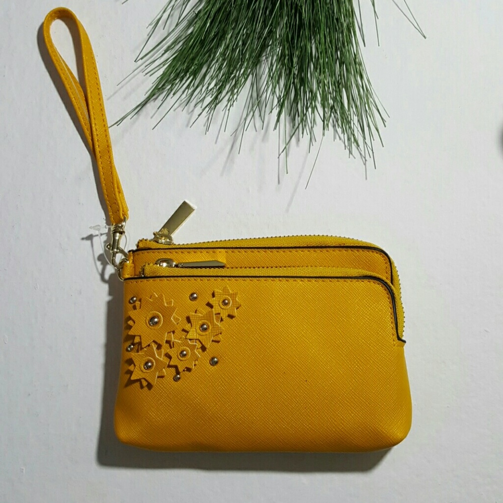 Clutch wristlet